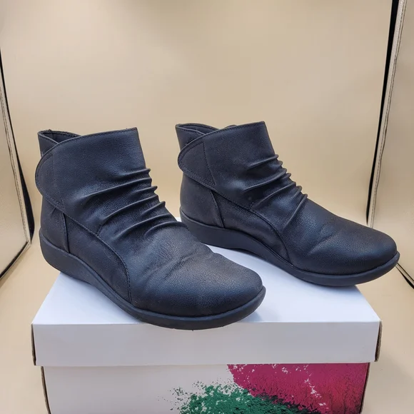 Womens Clarks Cloudsteppers Sillian Sway Black Faux Suede Ankle Boots Size 6.5 - Picture 3 of 7